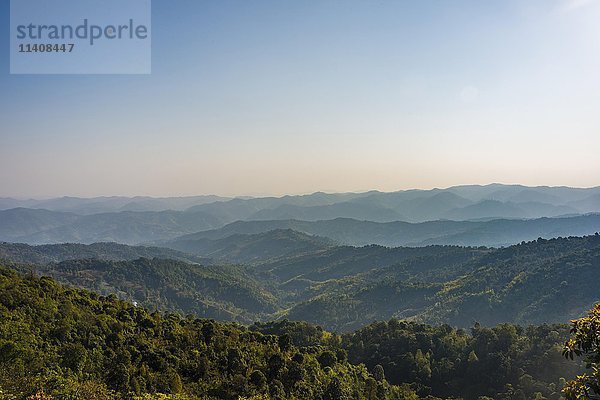 Blick über bewaldete Berge  Kyaukme  Shan-Staat  Myanmar  Asien