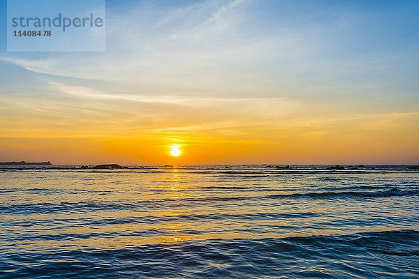 Sonnenuntergang über dem Meer  Golf von Bengalen  Chaungtha  Ayeyarwady  Myanmar  Asien