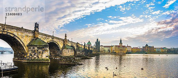 Moldau  Karlsbrücke  Altstädter Brückenturm  Sonnenaufgang  historisches Zentrum  Prag  Böhmen  Tschechische Republik  Europa