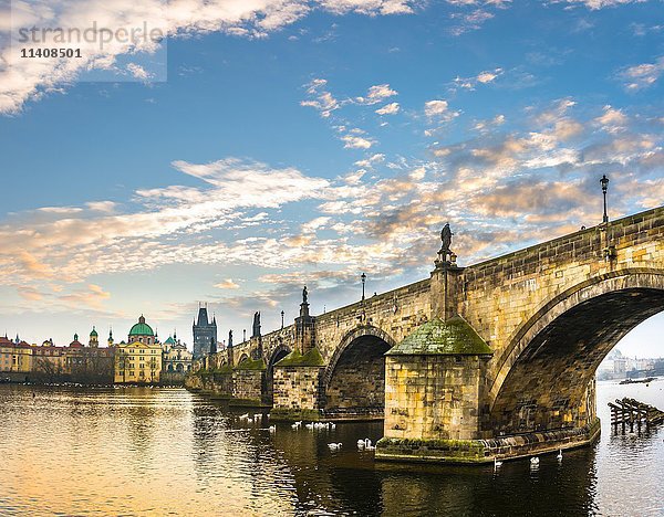 Moldau  Karlsbrücke  Altstädter Brückenturm  Sonnenaufgang  historisches Zentrum  Prag  Böhmen  Tschechische Republik  Europa