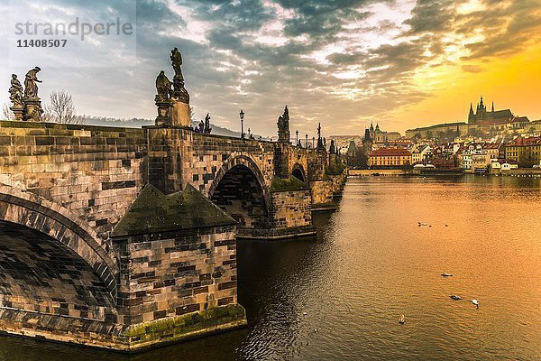 Moldau  Karlsbrücke  Veitsdom  Prager Burg  Sonnenaufgang  Hradschin  historisches Zentrum  Prag  Böhmen  Tschechische Republik  Europa