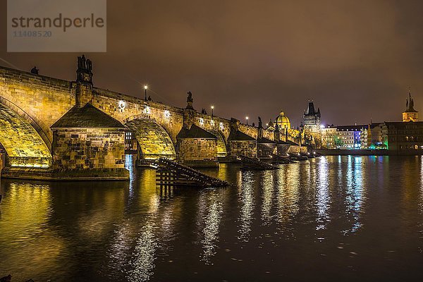 Moldau  Karlsbrücke  Brückenturm  Nachtszene  historisches Zentrum  Prag  Böhmen  Tschechische Republik  Europa