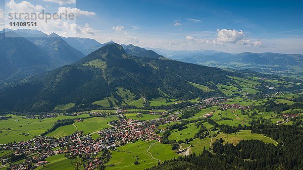 Ostrachtal  Bad Hindelang und Imberger Horn  Blick von Hirschberg  Allgäu  Schwaben  Bayern  Deutschland  Europa