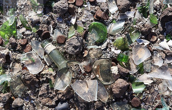 Glasscherben und Metallteile auf einer Müllkippe  Fuerteventura  Kanarische Inseln  Spanien  Europa