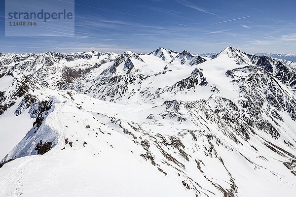 Fineilspitze  Gipfel  Blick zum Similaun und Hintere Schwärze  verschneite Alpen  Schnals  Schnalstal  Schnalstaler Gletscher  Südtirol  Italien  Europa