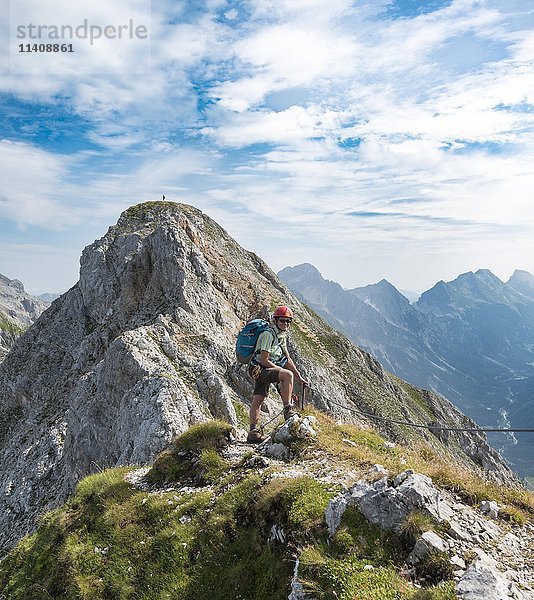 Wanderer auf Klettersteig  Wanderweg  Mittenwalder Höhenweg  Karwendel  Mittenwald  Deutschland  Europa