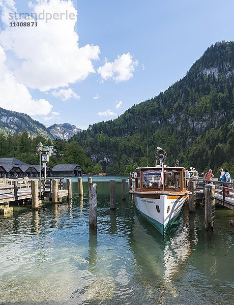 Ausflugsboot am Steg  Schönau am Königssee  Nationalpark Berchtesgaden  Berchtesgadener Land  Oberbayern  Bayern  Deutschland  Europa