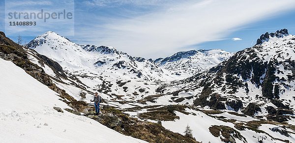 Junge Frau  Wanderin in Berglandschaft mit Schneeresten  Rohrmoos Obertal  Schladminger Tauern  Schladming  Steiermark  Österreich  Europa