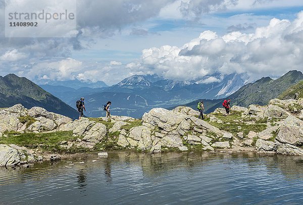 Wanderer auf dem Weg am Bergsee  Klafferkessel  Rohrmoos-Untertal  Schladminger Tauern  Schladming  Steiermark  Österreich  Europa