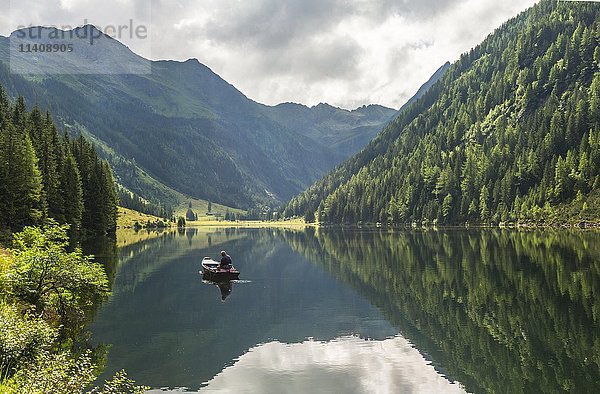 Fischer am Riesachsee mit Spiegelung von Wald und Bergen  Rohrmoos-Untertal  Schladminger Tauern  Schladming  Steiermark  Österreich  Europa