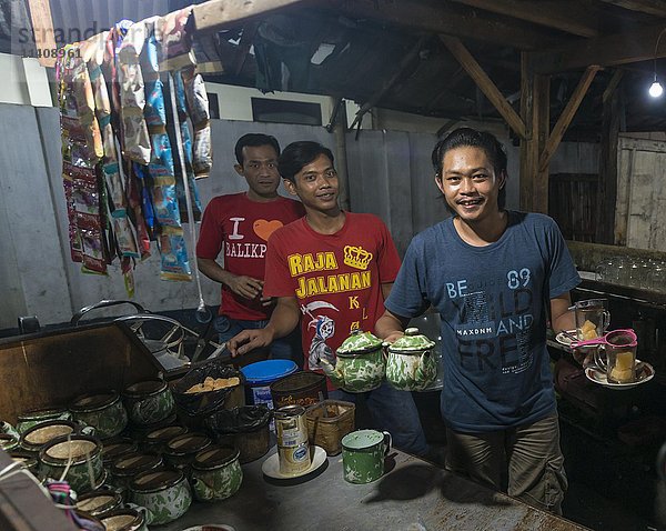 Einheimischer Kellner bietet Tee am Stand an  Lebensmittelmarkt  Yogyakarta  Java  Indonesien  Asien