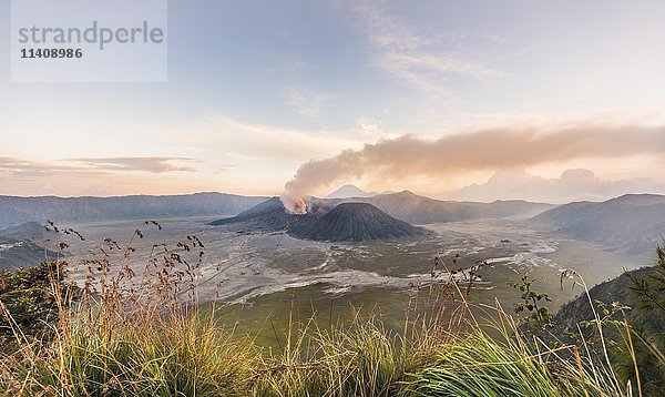 Morgenlicht  rauchender Vulkan  Gunung Bromo  Mount Batok  Mount Kursi  Mount Semeru  Bromo Tengger Semeru National Park  Java  Indonesien  Asien
