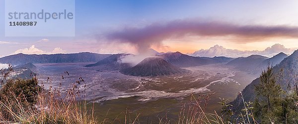 Sonnenaufgang  rauchender Vulkan  Gunung Bromo  Mount Batok  Mount Kursi  Mount Semeru  Bromo Tengger Semeru National Park  Java  Indonesien  Asien