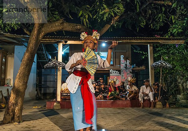 Balinesisches Mädchen tanzt  traditioneller Tanz und Kleidung  Kecamatan Buleleng  Bali  Indonesien  Asien