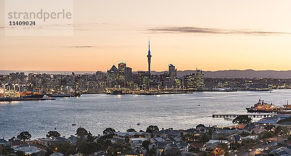 Sonnenuntergang  Waitemata Harbour  Sky Tower  Skyline mit Wolkenkratzern  Central Business District  Region Auckland  Nordinsel  Neuseeland  Ozeanien