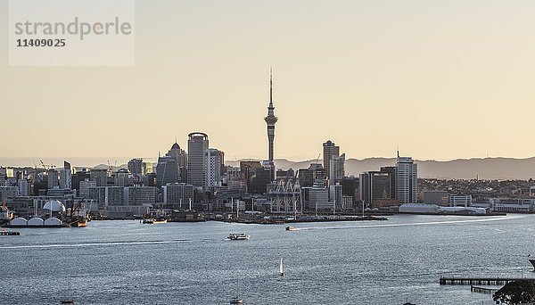 Waitemata Harbour  Sky Tower  Skyline mit Wolkenkratzern  Abendstimmung  Central Business District  Region Auckland  Nordinsel  Neuseeland  Ozeanien