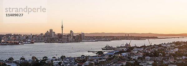 Sonnenuntergang  Waitemata Harbour  Sky Tower  Skyline mit Wolkenkratzern  Central Business District  Region Auckland  Nordinsel  Neuseeland  Ozeanien