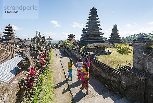 Junge balinesische Frauen  Muttertempel  Besakih-Tempel-Pagode  Pura Agung Besakih Penetaran  Bali-Hinduismus  Banjar Besakih  Bali  Indonesien  Asien