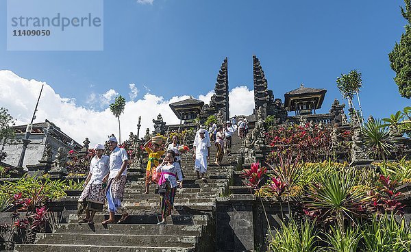 Gläubige Balinesen steigen die Treppe hinunter  geteiltes Tor  Candi bentar  Muttertempel Besakih  Pura Agung Besakih Penetaran  Banjar Besakih  Bali  Indonesien  Asien