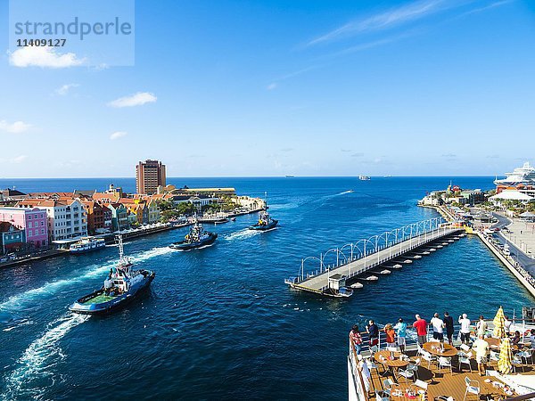 Schlepper  bunte Häuserreihe im Punda-Viertel im Hintergrund  Geschäftspassage  Hafenviertel  Weltkulturerbe  Willemstad  Kleine Antillen  Curacao  Nordamerika