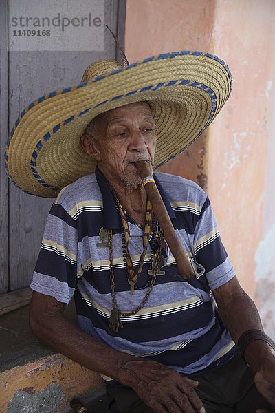 Alter Mann raucht Zigarre  Camagueey  Kuba  Mittelamerika