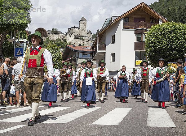 Traditioneller Umzug hinter der Burg Taufers  Campo Tures  Taufer Ahrntal  Südtirol  Italien  Europa