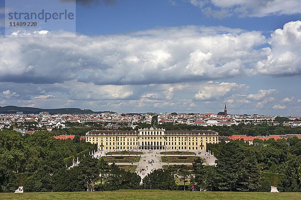 Blick auf Schloss Schönbrunn und die Stadt von der Gloriette  Schönbrunn  Wien  Österreich  Europa