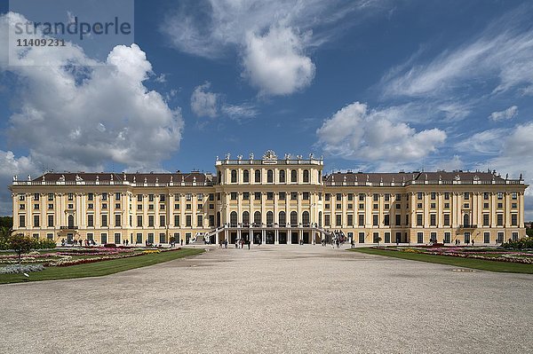 Schloss Schönbrunn mit Schlosspark  Wien  Österreich  Europa