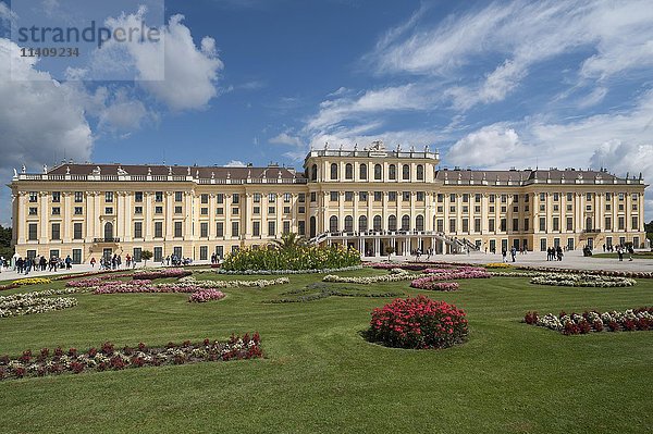 Schloss Schönbrunn mit Schlosspark  Wien  Österreich  Europa