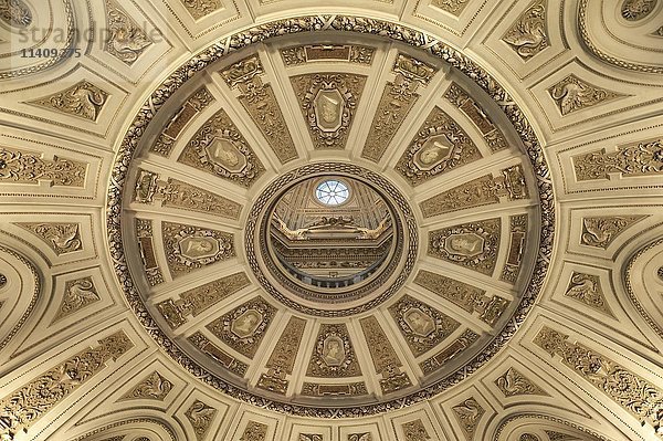 Mehrstöckige Kuppel des Zentralgebäudes  schräge Ansicht  Naturhistorisches Museum  eröffnet 1889  Wien  Österreich  Europa