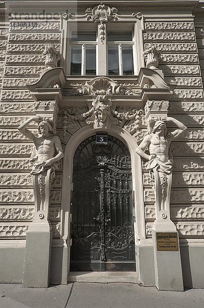 Atlanten am Eingang eines Wohnhauses  1904  Georg-Coch-Platz  Wien  Österreich  Europa