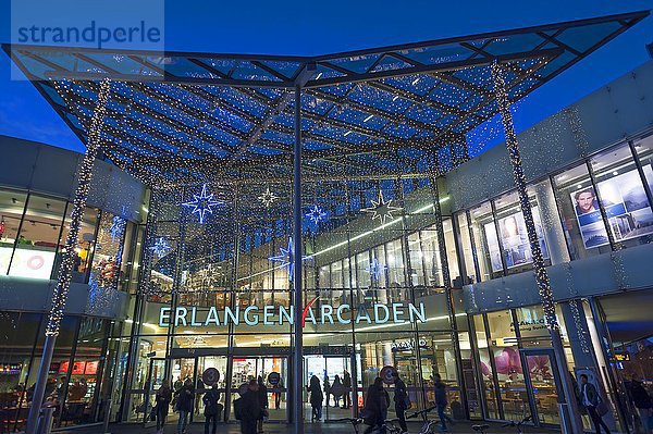 Einkaufszentrum mit Weihnachtsdekoration  Abenddämmerung  Erlangen  Mittelfranken  Bayern  Deutschland  Europa