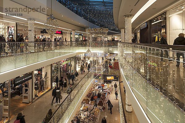Weihnachtlich geschmücktes Einkaufszentrum  Erlangen  Mittelfranken  Bayern  Deutschland  Europa