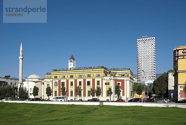 Skanderbeg-Platz  Et`hem Bey Moschee  Rathaus  Plaza Tirana Hotel  Tirana  Albanien  Europa