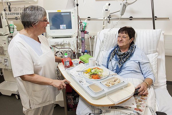 Ambulante Dialyse  Patient nimmt eine Mahlzeit ein  während er für die Hämodialyse an das Gerät angeschlossen ist  Nordrhein-Westfalen  Deutschland  Europa