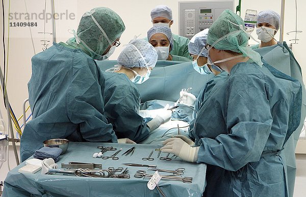 Ärzte während einer Operation  Operationssaal im Krankenhaus  Hamburg  Deutschland  Europa