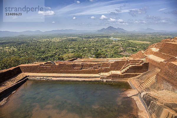 Historische Felsenfestung mit Wasserbecken  Sigiriya  Sri Lanka  Asien