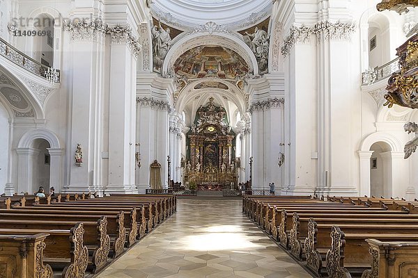 Innenraum mit Altar  Basilika St. Martin  Weingarten  Baden-Württemberg  Deutschland  Europa