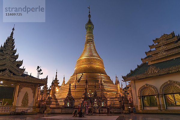 Goldene Stupa in der Abenddämmerung  Buddhistische Pagode Shwemokhtaw  Pathein  Myanmar  Asien