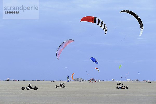 Drachenbuggys am Sandstrand  Sankt Peter-Ording  Nationalpark Schleswig-Holsteinisches Wattenmeer  Nordfriesland  Schleswig-Holstein  Deutschland  Europa