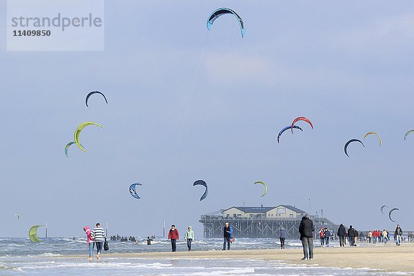 Touristen und Kitesurfer am Strand  Sankt Peter-Ording  Nationalpark Schleswig-Holsteinisches Wattenmeer  Nordfriesland  Schleswig-Holstein  Deutschland  Europa