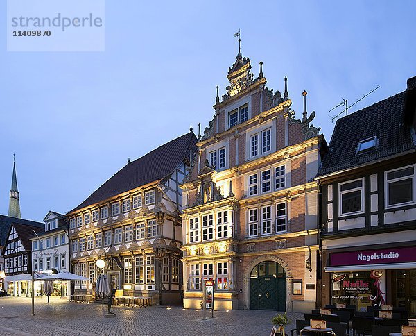 Stiftsherrenhaus und Leisthaus  Stadtmuseum  Abendstimmung  Weserrenaissance  Hameln  Niedersachsen  Deutschland  Europa