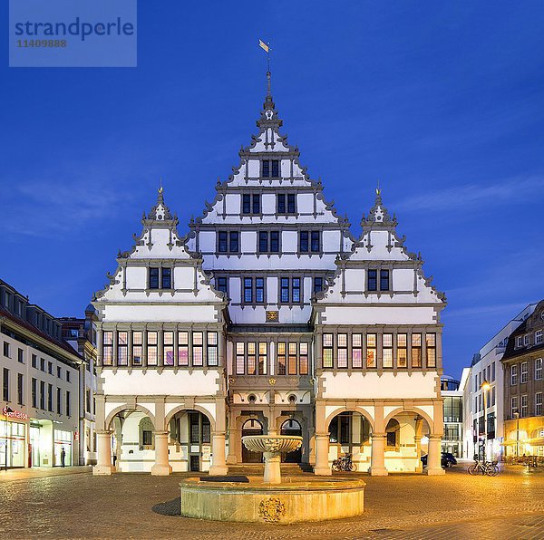Rathaus in der Abenddämmerung  Weserrenaissance  Paderborn  Nordrhein-Westfalen  Deutschland  Europa