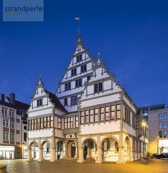 Rathaus in der Abenddämmerung  Weserrenaissance  Paderborn  Nordrhein-Westfalen  Deutschland  Europa