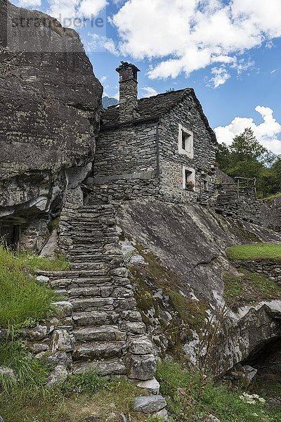 Typisches Bauernhaus aus Stein in Sabbione  Bavona-Tal  Valle Bavona  Kanton Tessin  Schweiz  Europa