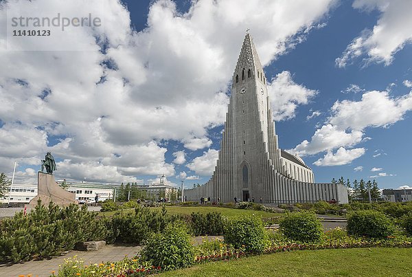 Hallgrímskirkja  Kirche  und Leif Erikson-Denkmal  Reykjavik  Island  Europa