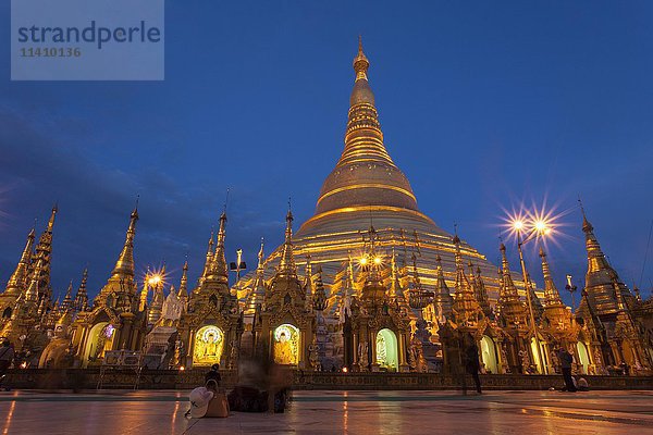 Shwedagon-Pagode bei Nacht  Yangon  Myanmar  Asien