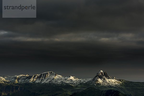 Damülser Horn  höchster Berg der Bregenzerwaldberge  dunkle Wolken und stürmische Atmosphäre  Damüls  Vorarlberg  Österreich  Europa