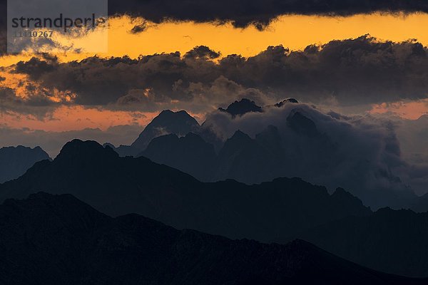 Wettersteingebirge  dunkle Wolken bei Sonnenaufgang  Elemen  Lechtal  Bezirk Reutte  Tirol  Österreich  Europa