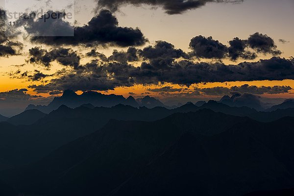 Wettersteingebirge  dunkle Wolken bei Sonnenaufgang  Elemen  Lechtal  Bezirk Reutte  Tirol  Österreich  Europa